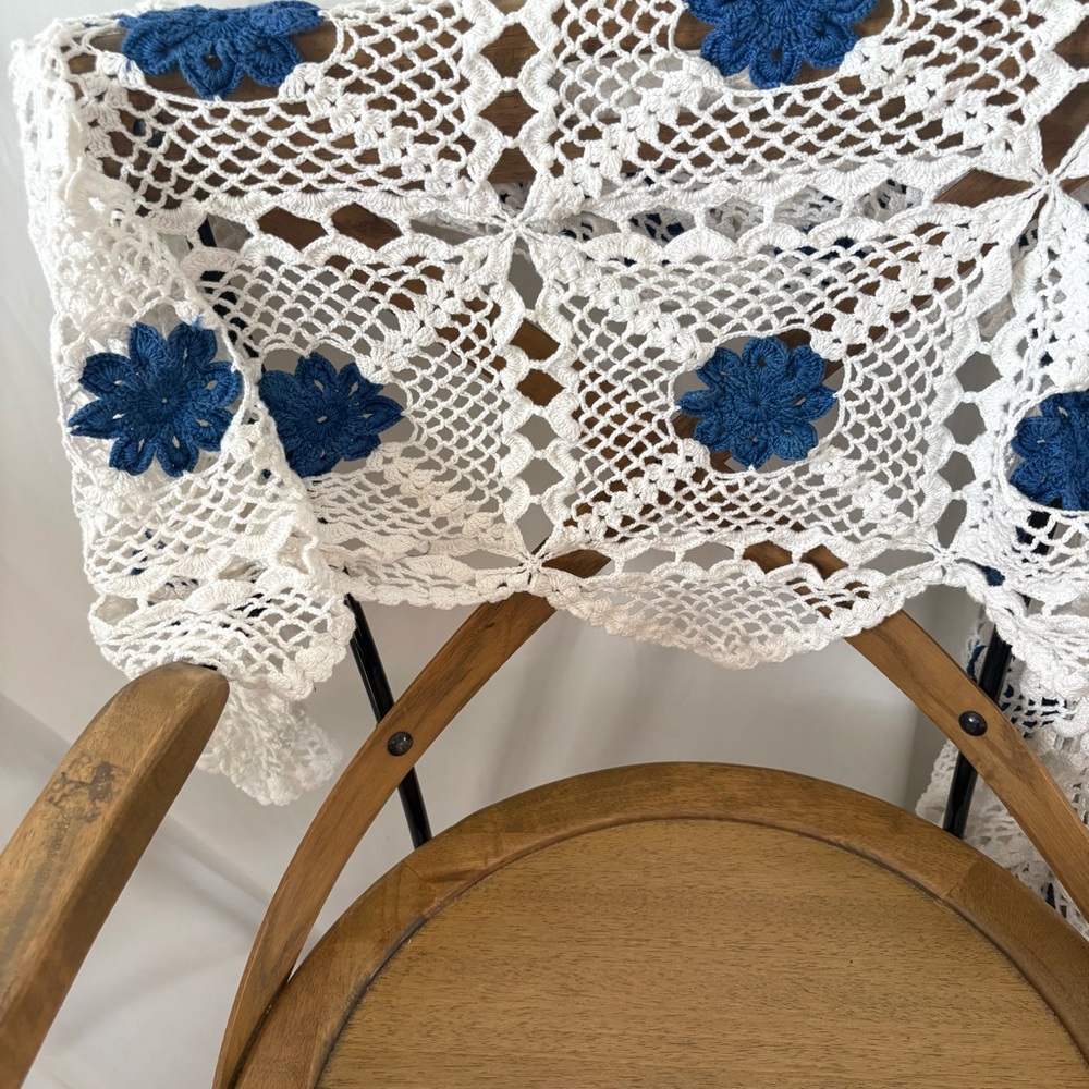 Vintage crochet full blanket white blue floral handmade cottage afghan - Picture 6 of 6